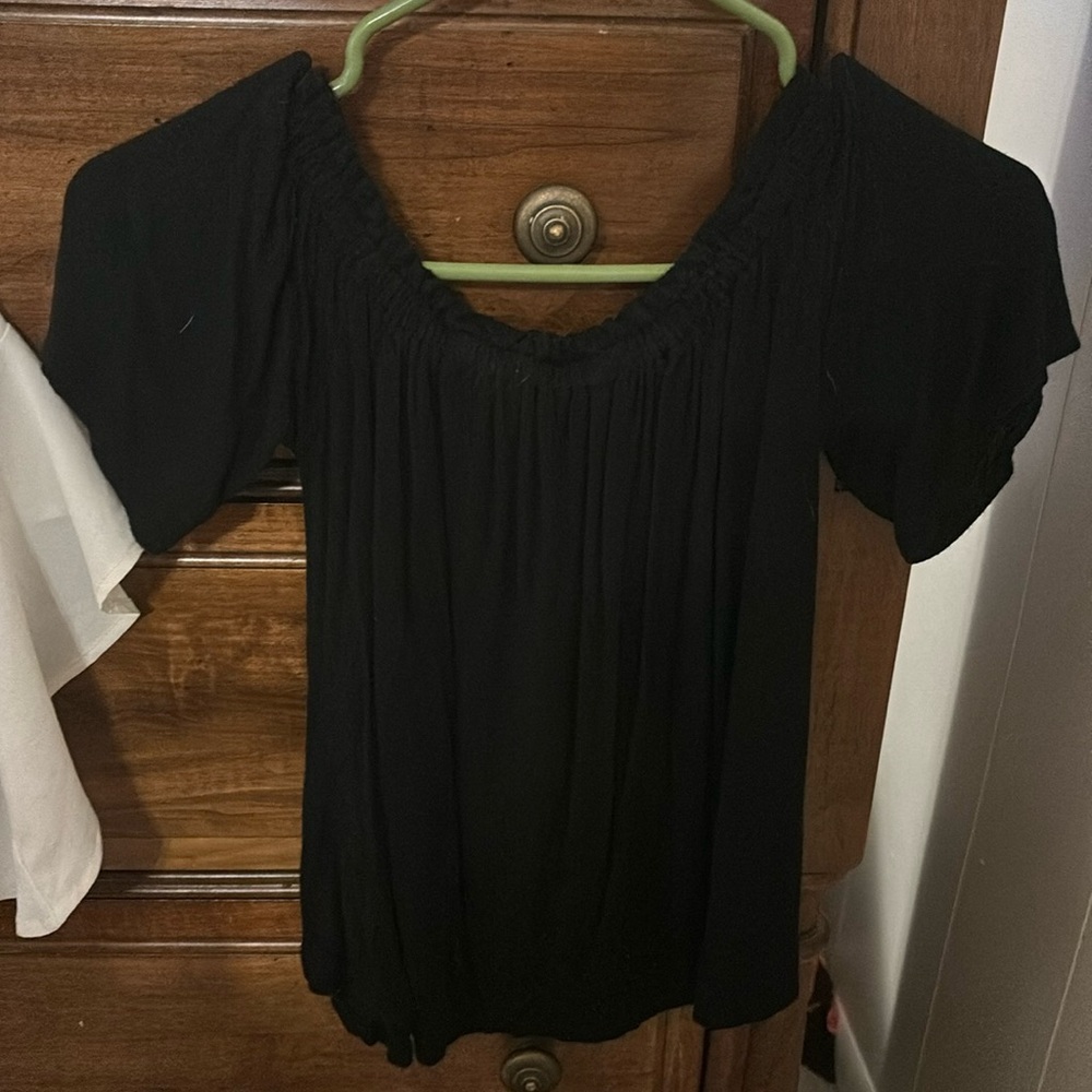 Black heart hips off the shoulder shirt size s